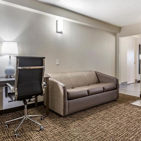 Quality Inn & Suites Spring Lake - Fayetteville Near Fort Bragg Екстериор снимка