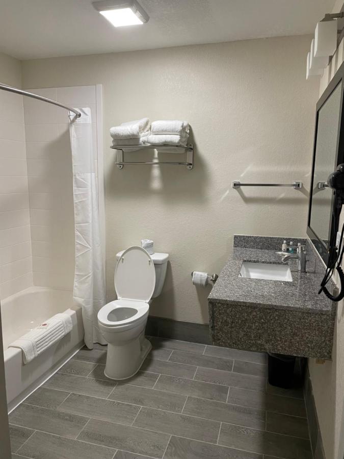 Quality Inn & Suites Spring Lake - Fayetteville Near Fort Bragg Екстериор снимка
