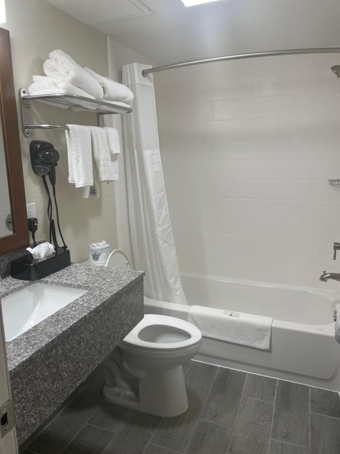 Quality Inn & Suites Spring Lake - Fayetteville Near Fort Bragg Екстериор снимка
