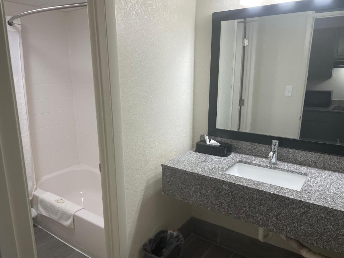 Quality Inn & Suites Spring Lake - Fayetteville Near Fort Bragg Екстериор снимка