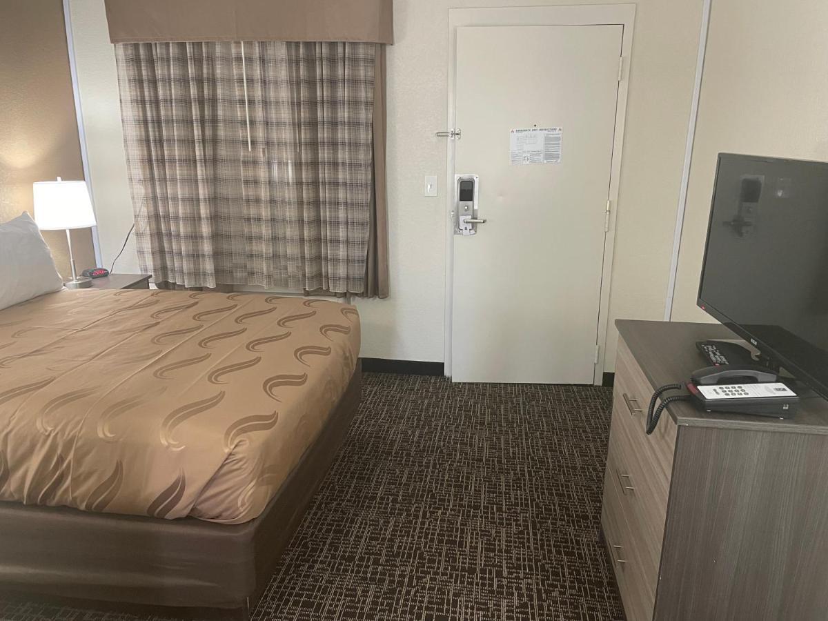 Quality Inn & Suites Spring Lake - Fayetteville Near Fort Bragg Екстериор снимка