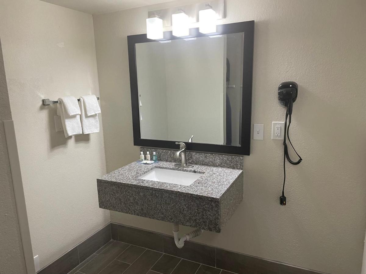 Quality Inn & Suites Spring Lake - Fayetteville Near Fort Bragg Екстериор снимка