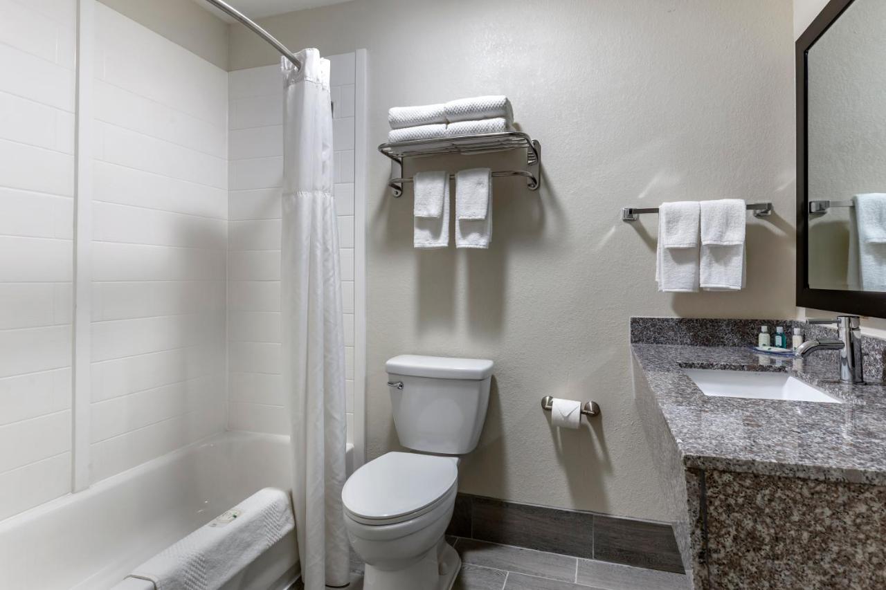 Quality Inn & Suites Spring Lake - Fayetteville Near Fort Bragg Екстериор снимка