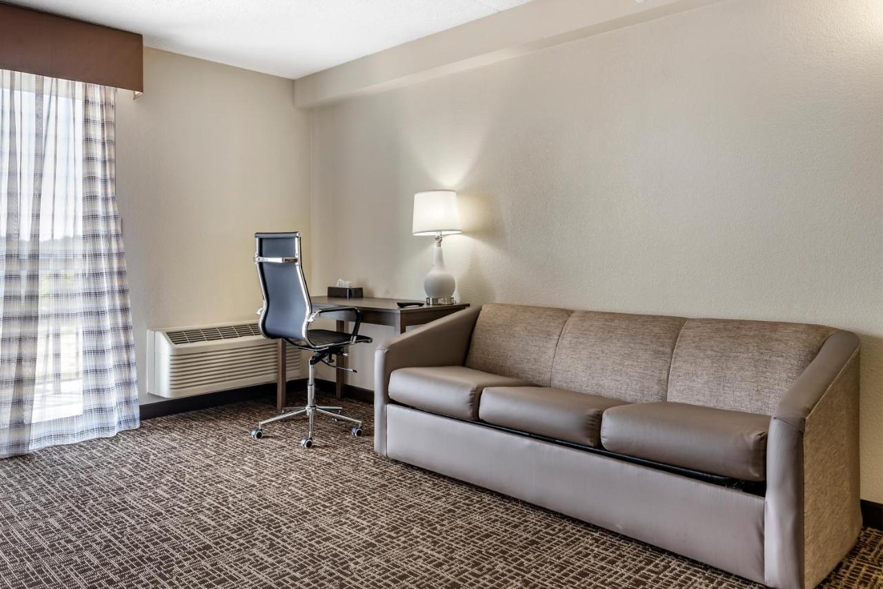 Quality Inn & Suites Spring Lake - Fayetteville Near Fort Bragg Екстериор снимка